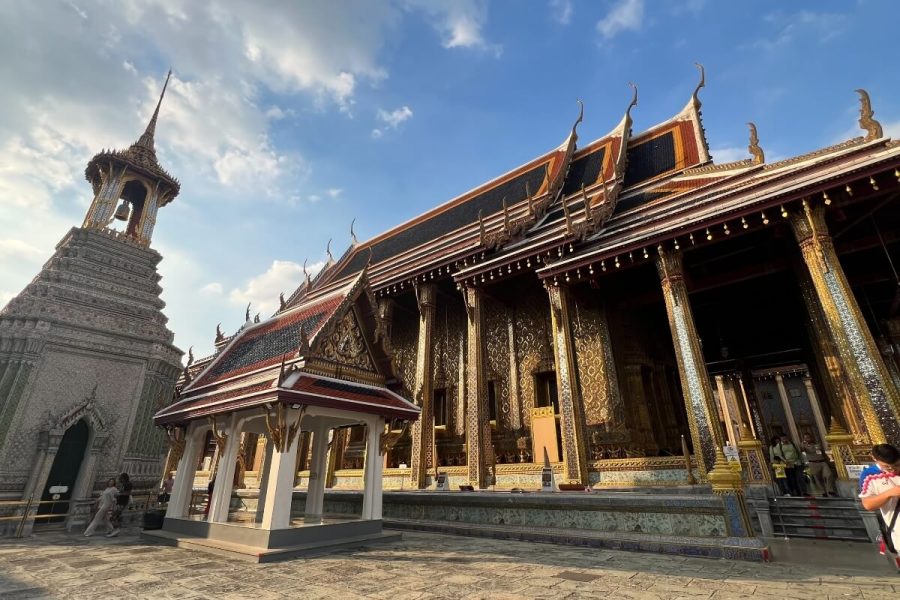 Kids On Tour: Grand Palace and the temple of Emerald Buddha one of the most valuable Buddha in Thailand.